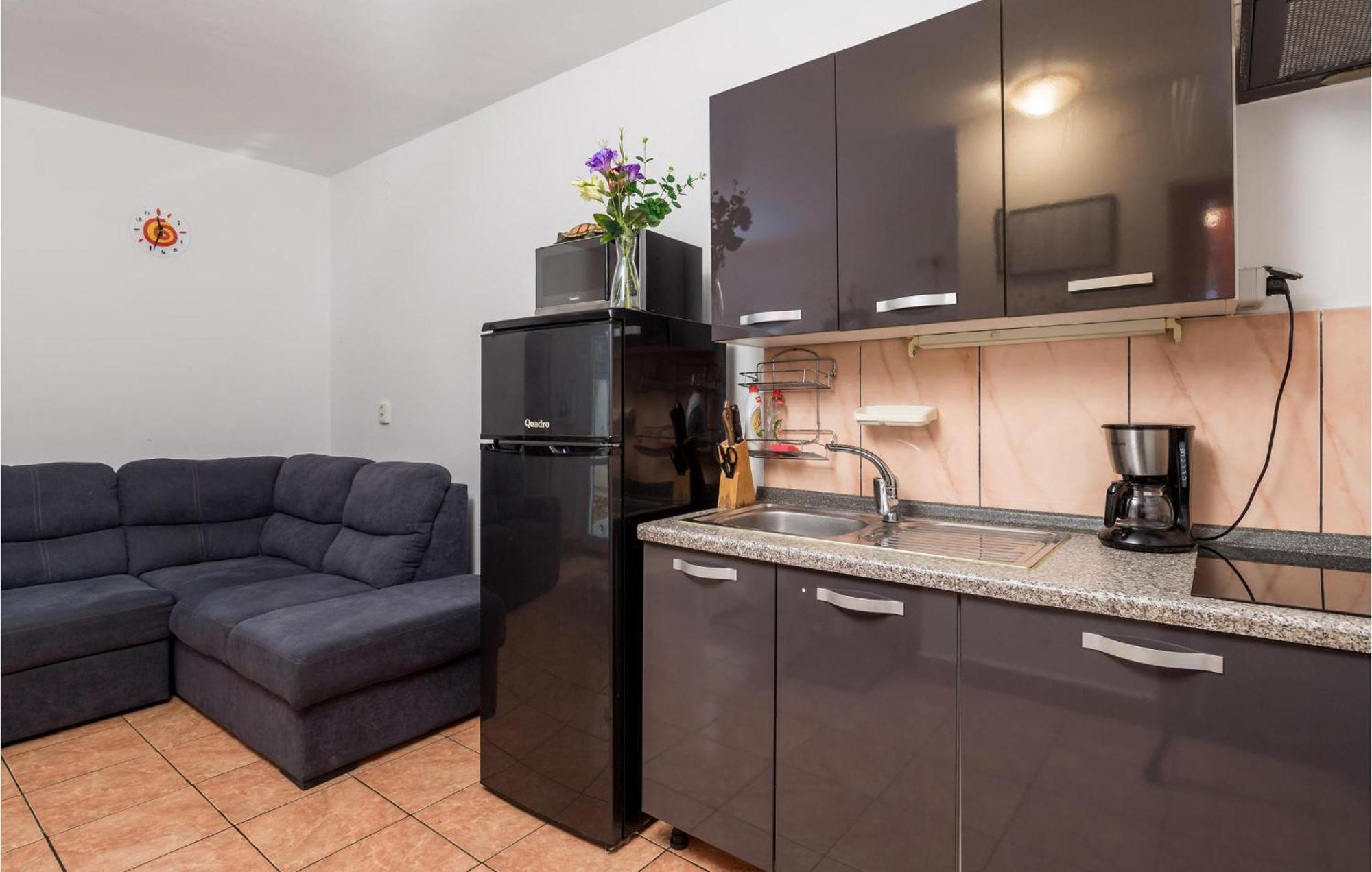 1 Bedroom Beautiful Apartment In Vrh Vrh  Eksteriør bilde