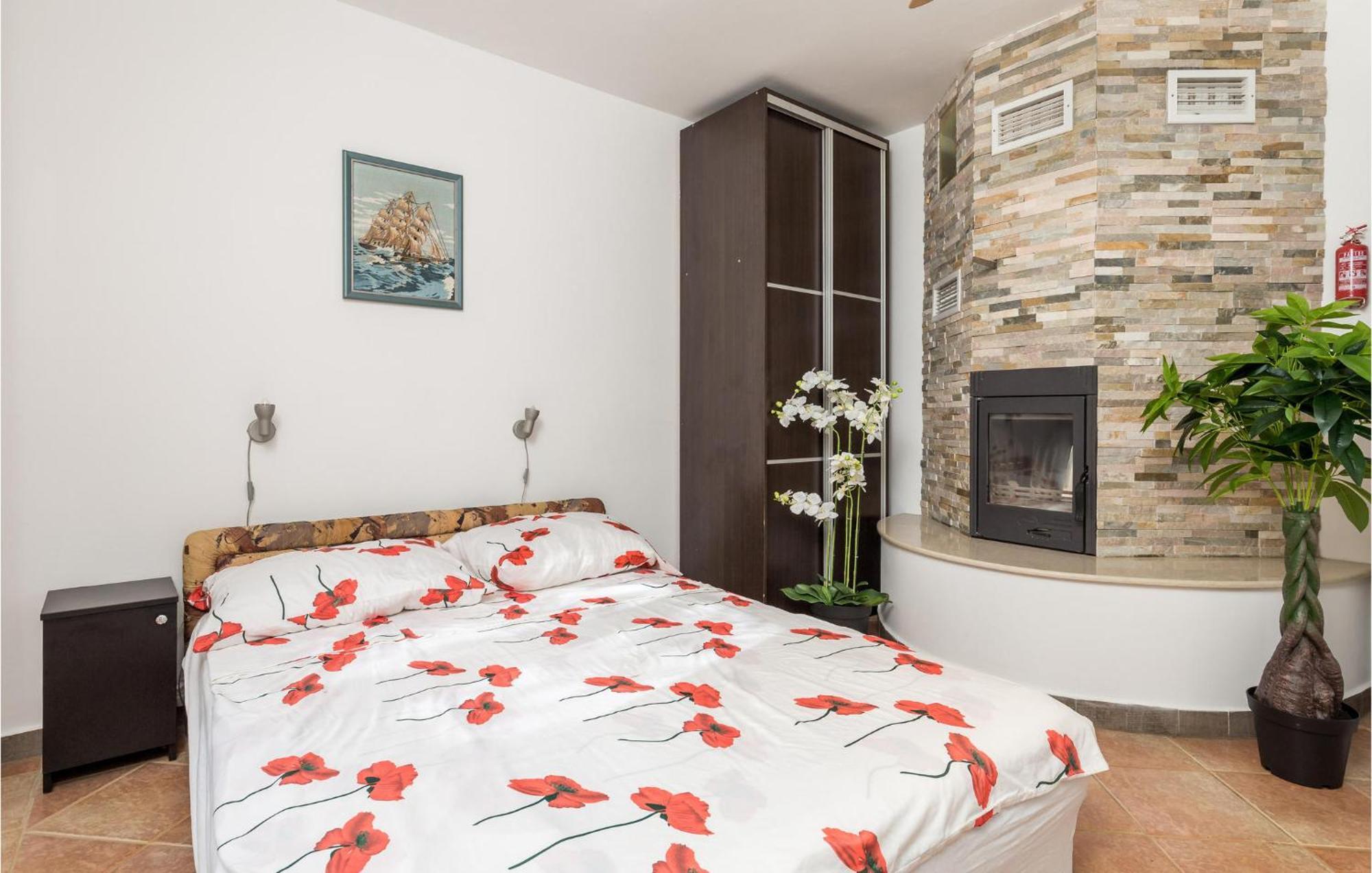 1 Bedroom Beautiful Apartment In Vrh Vrh  Eksteriør bilde
